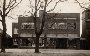 Foto van het winkelpand van Dohle in Musselkanaal omstreeks 1938.
