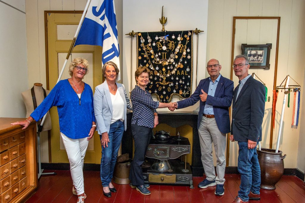 Op 2 juli ontving het SHC het verenigingsvaandel van gymnastiekvereniging Jahn II van de jubileumcommissie. v.l.n.r. Aly Corporaal, Fenna Schipper, Helen Kämink, Jaap Meijering en Jan Hartman.
