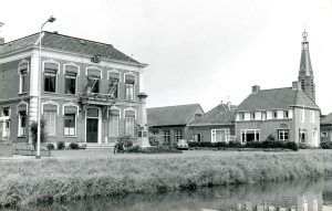 Toen Wildervank nog een eigen gemeentehuis had, met ernaast de NH kerk en pastorie. JosPe-collectie Streekhistorisch Centrum foto-32827